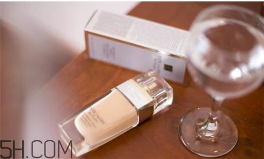 雅诗兰黛白金粉底液色号哪个显白，粉底液买深了怎么办 雅诗兰黛 雅诗兰黛白金粉底液色号哪个显白 粉底液买深了怎么办 第2张