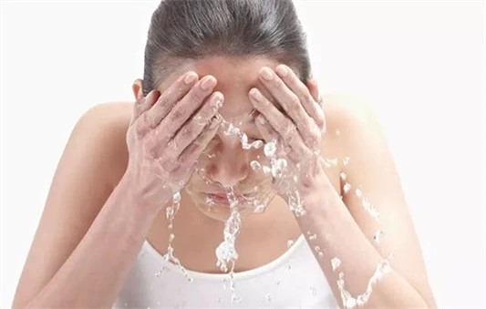 雅诗兰黛粉水适合年龄，雅诗兰黛粉水的作用 雅诗兰黛 护肤品 第2张