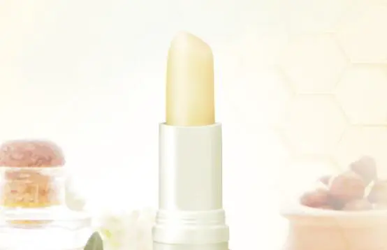 秋冬季嘴唇裂口脱皮怎么办 嘴唇 嘴唇干裂 美妆 第3张