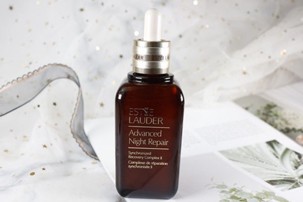 雅诗兰黛小棕瓶适合多大年龄使用 雅诗兰黛 精华液 第1张