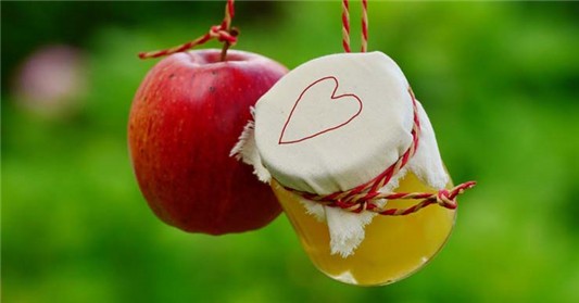 5种去除头皮屑的小妙招（头皮屑的家庭疗法） 头皮屑 小苏打 橄榄油 芦荟 苹果醋 茶树精油 第1张