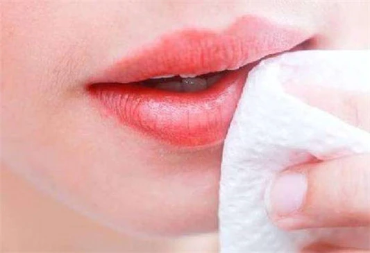 偶尔涂口红可以用清水洗吗 涂口红 卸口红 美妆 第2张