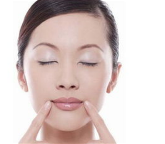 用洗面奶洗完脸后紧绷怎么回事，用了洗面奶后脸红红的是什么原因 皮肤 第1张