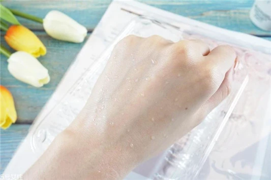 雅诗兰黛晶透沁白防晒摇摇乳成膜快吗，适合油痘皮吗 雅诗兰黛 防晒乳 雅诗兰黛晶透沁白防晒摇摇乳成膜快吗 第3张