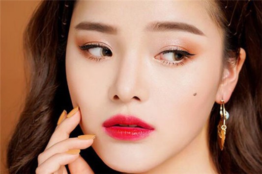 雅诗兰黛花漾倾慕唇膏适合哪个年龄 雅诗兰黛 唇膏 第1张