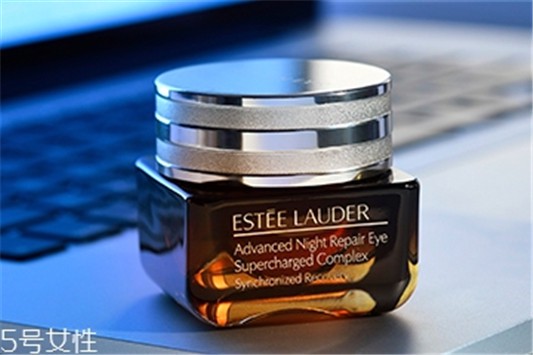 雅诗兰黛抗蓝光眼霜怎么用，定制用法修护更深入 雅诗兰黛 雅诗兰黛眼霜 雅诗兰黛抗蓝光眼霜怎么用 第1张