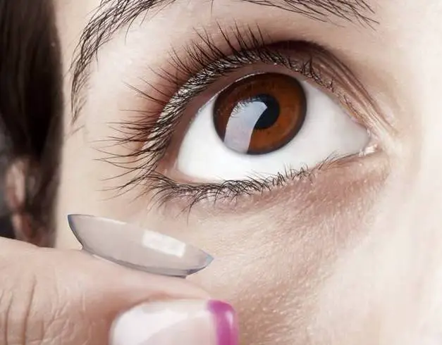 隐形眼镜多大年龄可以使用 隐形眼镜 隐形眼镜使用年龄 美妆 第3张