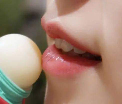 唇膏可以直接涂脸上吗 唇膏 唇膏擦脸 美妆 第3张