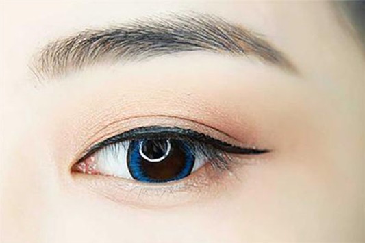 怎么画眼线不容易晕妆 眼线笔 蜜粉 第1张