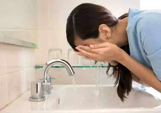 没有卸妆水可以用香皂吗 卸妆水 香皂 美妆 第2张