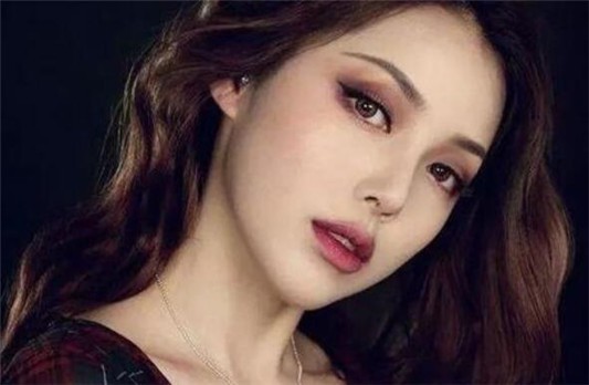 姨妈色口红搭配什么颜色的眼影 姨妈色口红 眼影 第1张