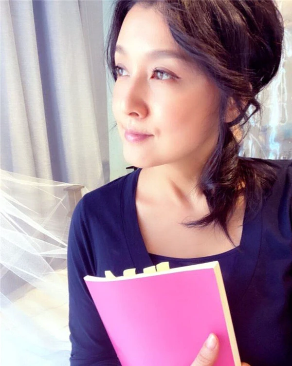 藤原纪香灰色窄裙造型大秀好身材，悉心打扮格外吸睛 藤原纪香 窄裙 第13张