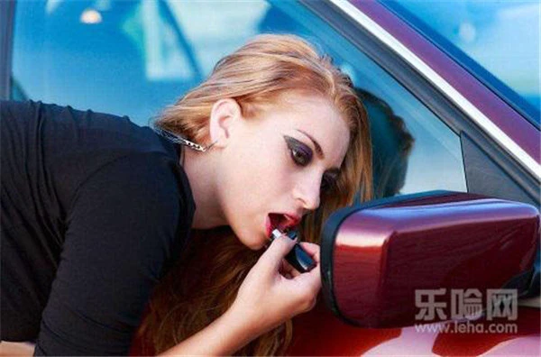 擦口红嘴唇起皮怎么办，擦口红嘴唇为什么起皮 护肤 第4张