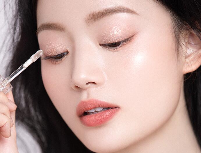 眼影粉好用还是液体眼影好，适合自己的眼影选择方法 眼影 液体眼影 液体眼影和眼影粉哪个好用 美妆 第1张