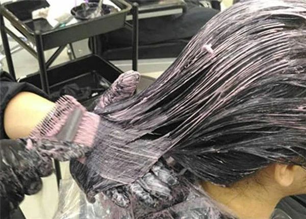 头发头顶太黄了小窍门有哪些 染发 头发太黄 美妆 第2张