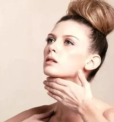 化妆后脸白脖子黑怎么办，脖子色差补妆的方法 化妆 脖子黑化妆 脖子黑怎么化妆 美妆 第3张