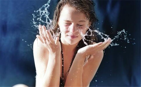 白醋洗脸注意水温,注意用量以免刺激皮肤 白醋 洗脸 第1张 白醋洗脸注意水温,注意用量以免刺激皮肤 白醋 洗脸 第1张