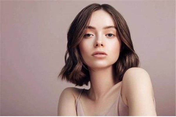 烟酰胺对皮肤有美白淡斑的功效，可缓解色素沉着减少肌肤长痘 烟酰胺 功效 第1张