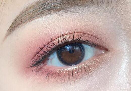 舞台妆眼影怎么画才好看，闪吸睛才是重要的 舞台妆 舞台妆眼影 舞台妆眼影怎么画图片 美妆 第1张