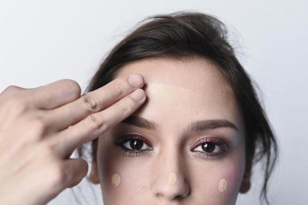 隔离霜和粉底液先用哪个，底妆上妆的正确步骤 隔离霜 粉底液 第1张