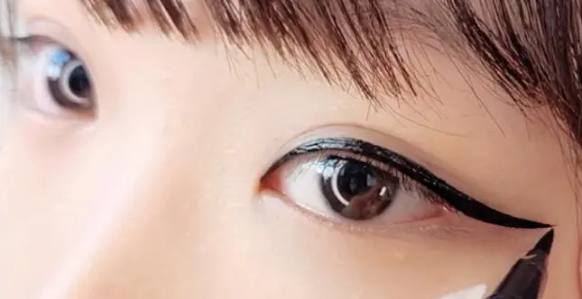 初学化妆怎么画眼线，手把手教你眼线步骤图片 眼线 初学者画好眼线 初学者画好眼线教程步骤图片 美妆 第4张