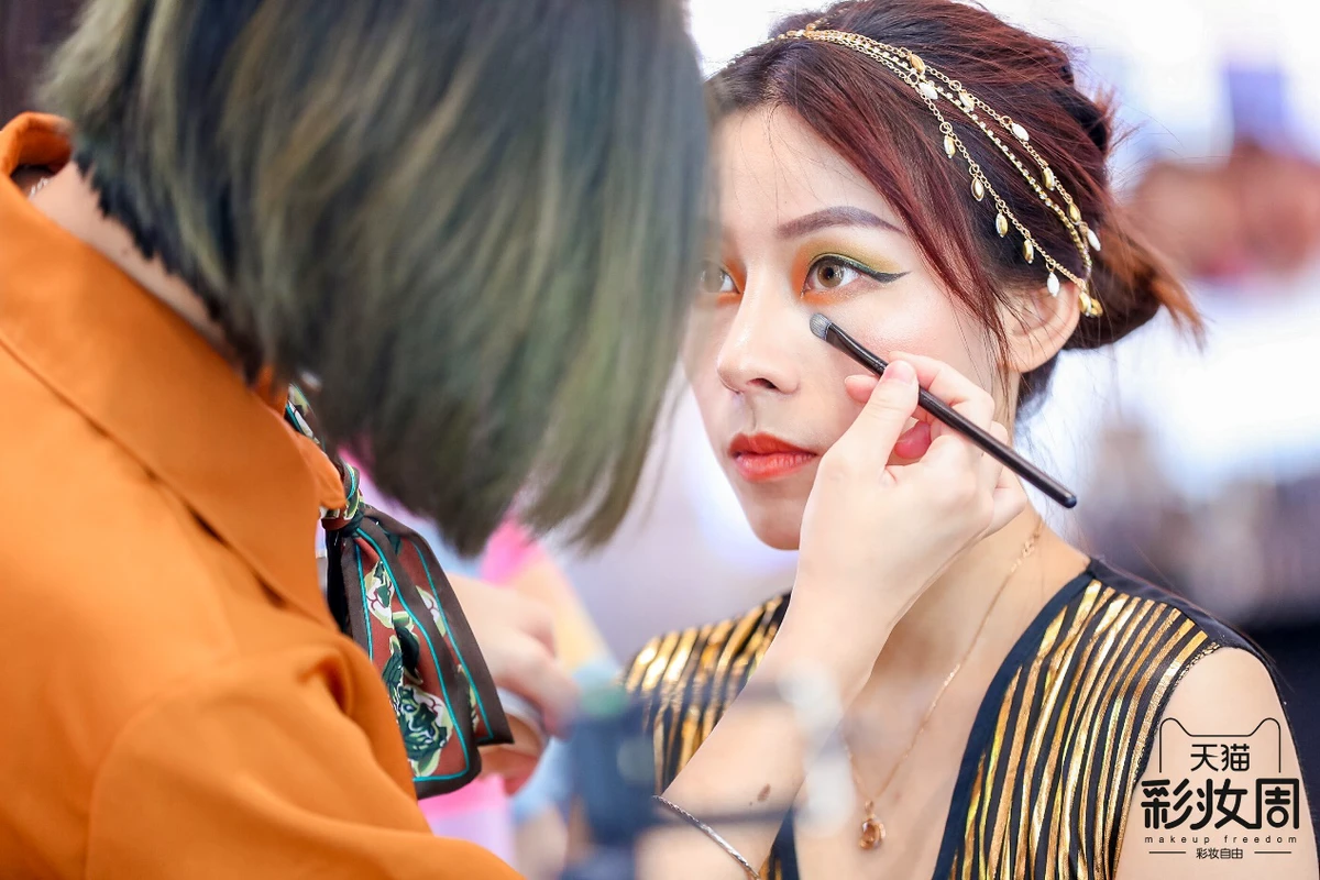 彩妆魔鬼李佳琦和妖孽师洋同时出现会怎样，天猫彩妆周告诉你 彩妆 李佳琦 天猫彩妆周 美妆 第2张