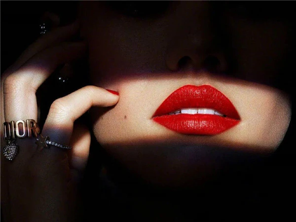 迪奥蓝金唇膏收割彩妆亮点，口红外壳充满高级 迪奥 唇膏 第5张