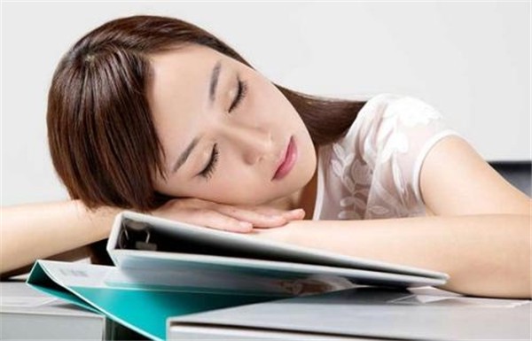 生活中容易让你变丑的习惯，喜欢做各种表情易形成皱纹 变丑 习惯 第1张