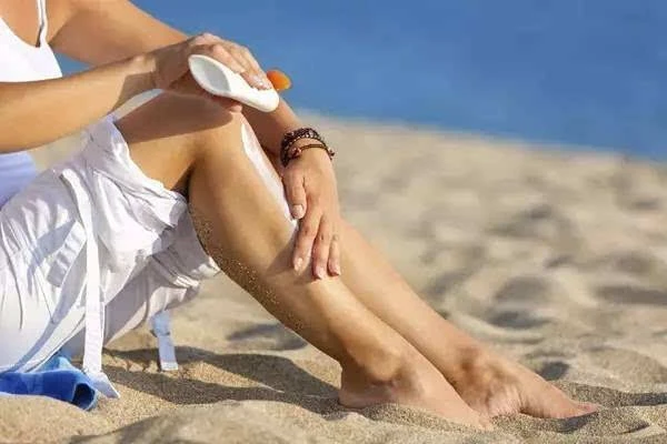 怎么卸掉涂在身体上的防晒，方法是怎样的 防晒霜 第2张