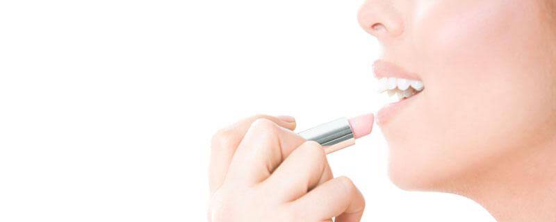 润唇膏可以擦脸吗，润唇膏有什么好处 护肤 第1张