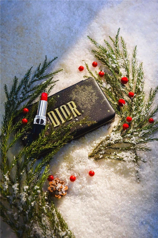 纪梵希圣诞彩妆开启鎏金魅力之路，打造闪耀妆容 纪梵希 彩妆 第4张