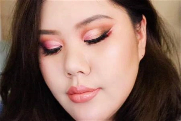 眼皮肿的原因：休息时间不够或枕头太低 眼皮肿 原因 第3张