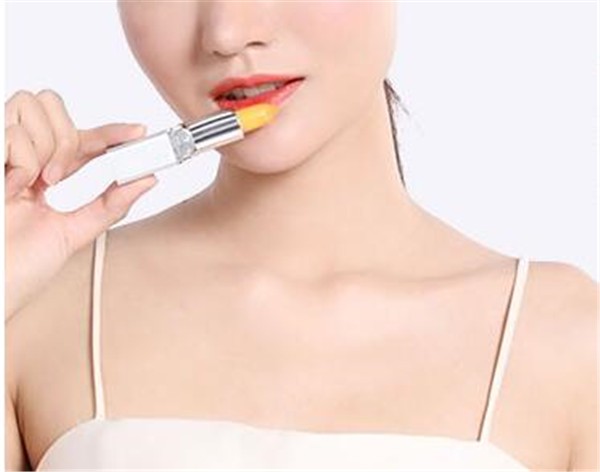 变色润唇膏晚上睡觉不可以涂，会让嘴唇皮肤变差 变色润唇膏 嘴唇皮肤变差 第1张