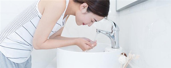 温水洗脸好还是冷水洗脸好，温水洗脸有什么好处 护肤 第1张