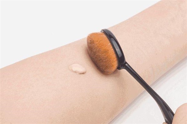 粉底液用手擦还是用海绵粉扑，用手涂粉底液容易留手纹么 粉底液 海绵粉扑 第1张