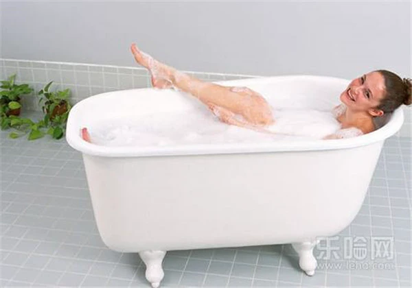 用什么泡澡对皮肤好，泡澡水中加点料皮肤变得更好 护肤 第3张