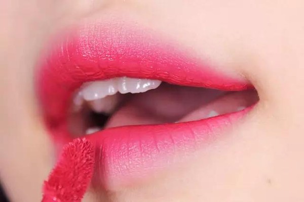 唇纹是怎么产生的，为什么会这么深，怎样做才可以何淡化唇纹 嘴唇 第1张