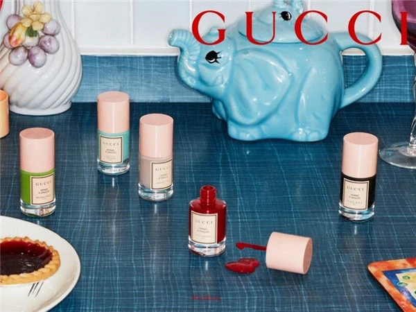 GUCCI宝宝蓝修容饼的搭配建议，秀色在握指甲油相当滑顺饱和 GUCCI 指甲油 第2张