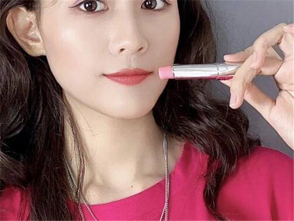 变色润唇膏晚上睡觉不可以涂，会让嘴唇皮肤变差 变色润唇膏 嘴唇皮肤变差 第3张