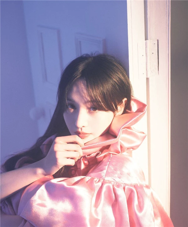 冷感色调眼影搭配金色亮片尽显古灵精怪 眼影 金色亮片 第3张 冷感色调眼影搭配金色亮片尽显古灵精怪 眼影 金色亮片 第3张