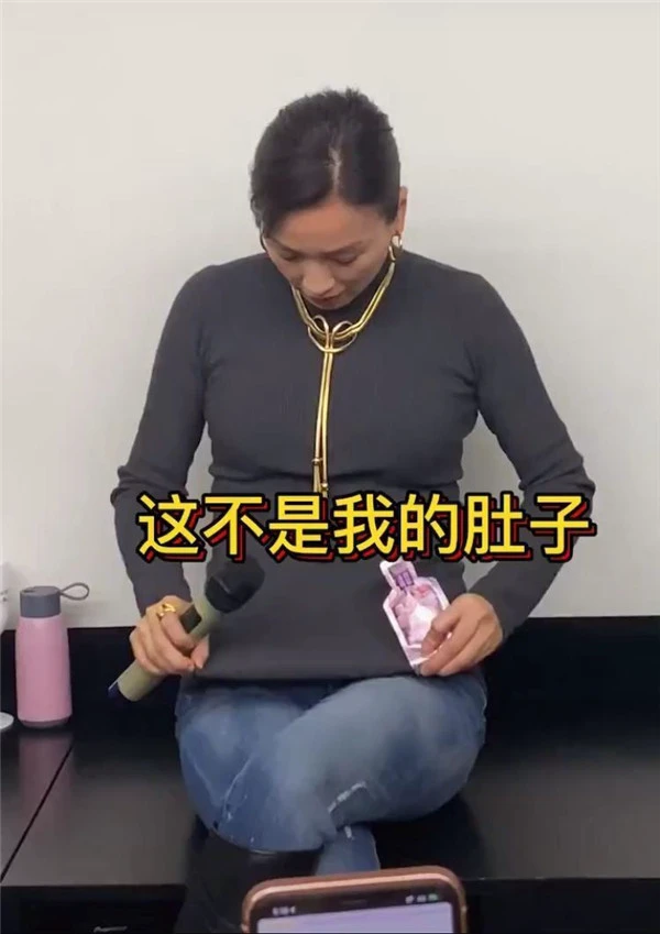 张庭短袖搭配背带裤造型年轻十足，张庭素颜 张庭 背带裤 第2张