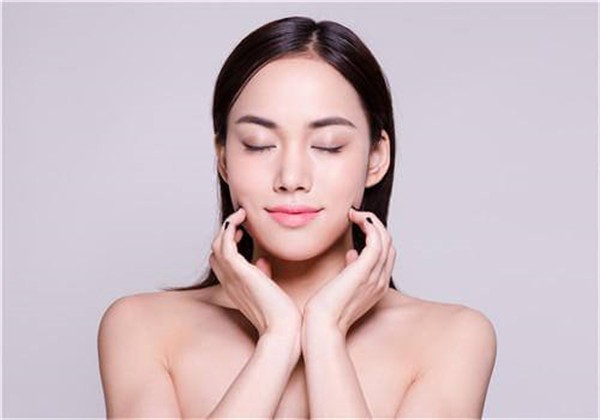 柠檬片泡水喝有什么用，祛斑的小窍门之巧用柠檬 护肤 第1张