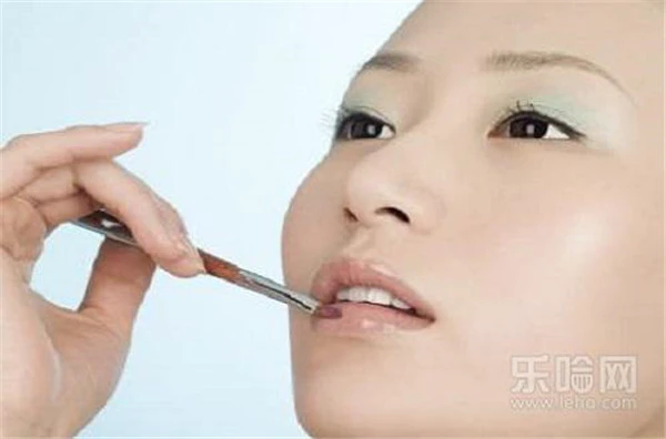 擦口红嘴唇起皮怎么办，擦口红嘴唇为什么起皮 护肤 第6张