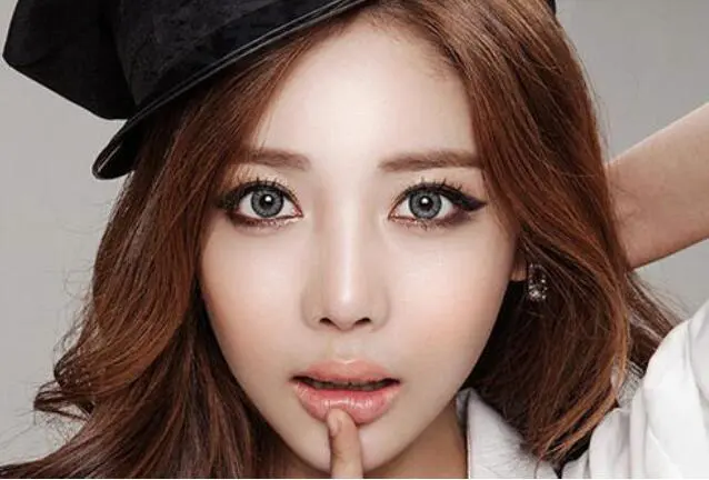 美瞳泡在卸妆水里还能用吗，美瞳不小心掉卸妆水里 美瞳 卸妆水 美瞳泡在卸妆水里怎么办 美妆 第3张