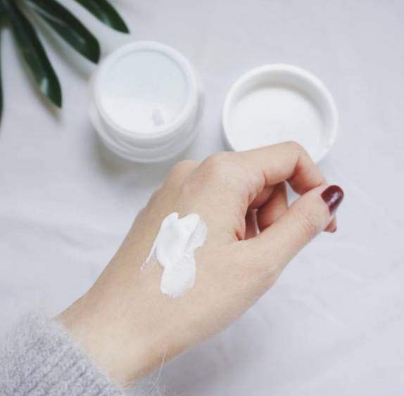 化妆只涂素颜霜可以吗 化妆 素颜霜 美妆 第1张