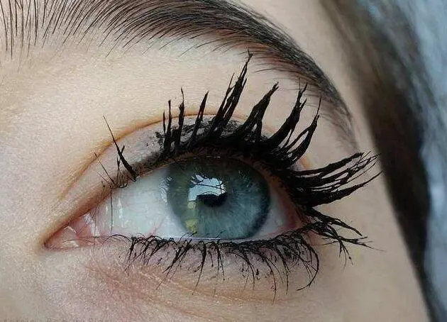 睫毛膏晕妆怎么办，睫毛膏正确卸妆方法 晕妆 睫毛膏晕妆 睫毛膏晕妆怎么办 美妆 第2张