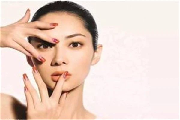 皮肤保养的方法：高光泽粉末应用于锁骨区突出颈部 皮肤 保养 第3张