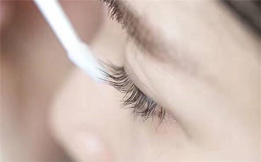 用睫毛增长液对停止后会怎样 睫毛膏 睫毛增长液 美妆 第1张