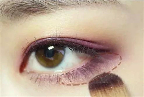 如何打造烟熏妆，烟熏妆眼线的画法和技巧 烟熏妆 眼线 第5张