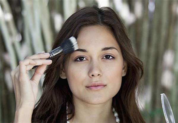 散粉和粉饼的区别有哪些，散粉的遮瑕防止妆容花掉 散粉 粉饼 第1张